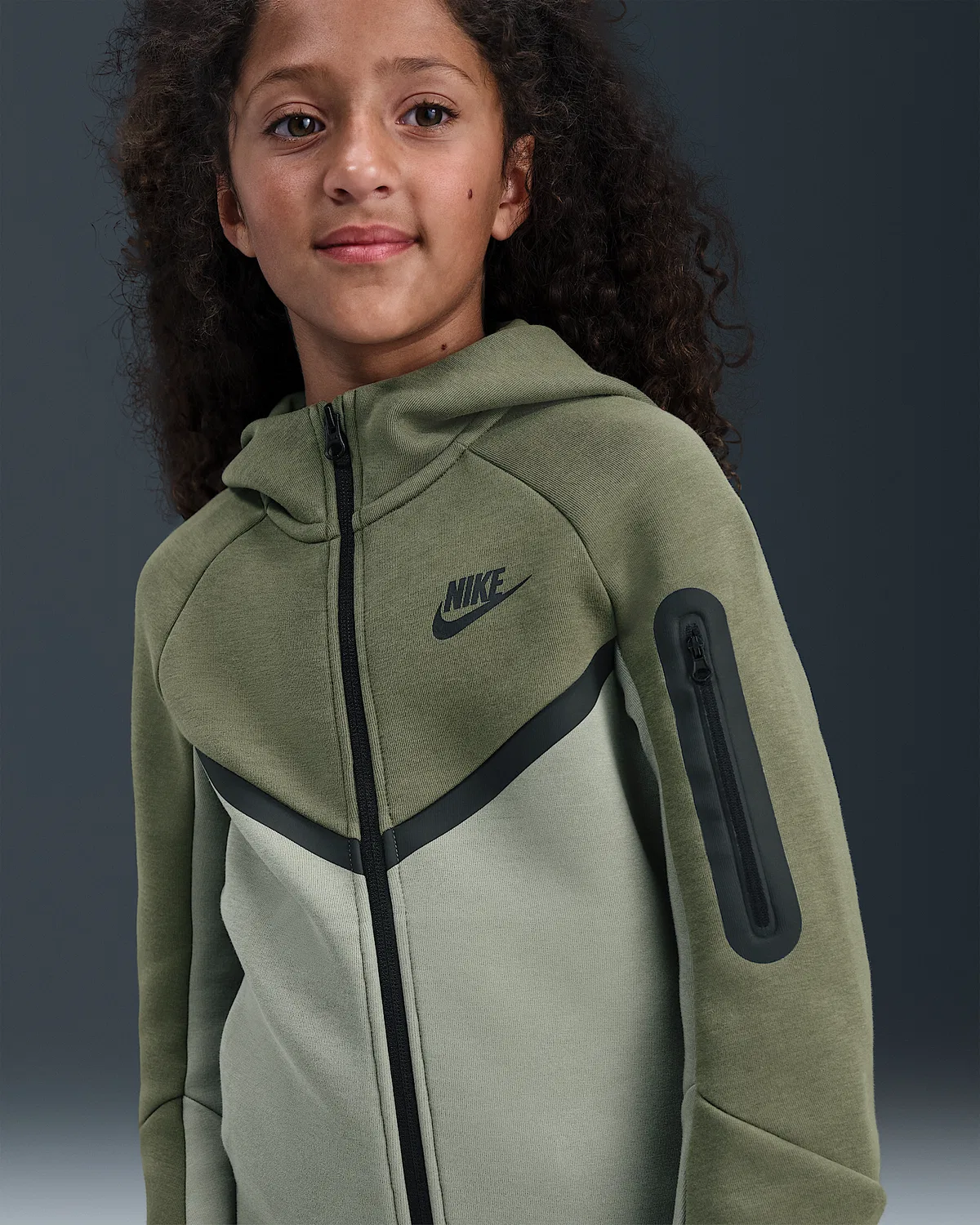 Детская худи Nike Sportswear Tech Fleece на молнии, Medium Olive/Light Army/Black/Black — фото 2