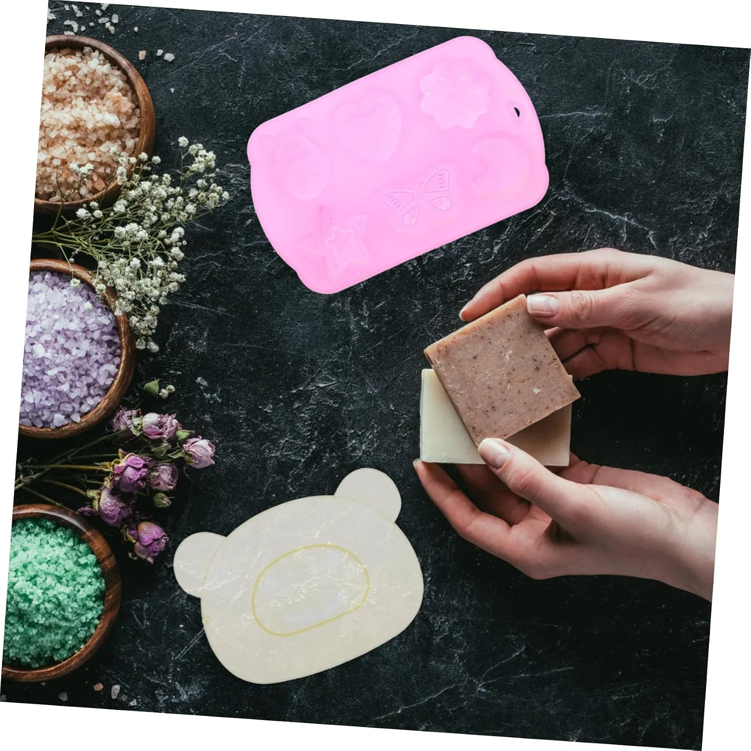 Набор для мыловарения DIY, DECORNIJIA, 1 упаковка мыльной основы, 1 флакон пигмента, 1 флакон эссенции, 1 флакон базового масла, 2 силиконовые формы, 1 держатель для мыла, 1 скребок, 1 мерный стакан, 1 сетка для пены, 10 пакетов для упаковки — фото 4