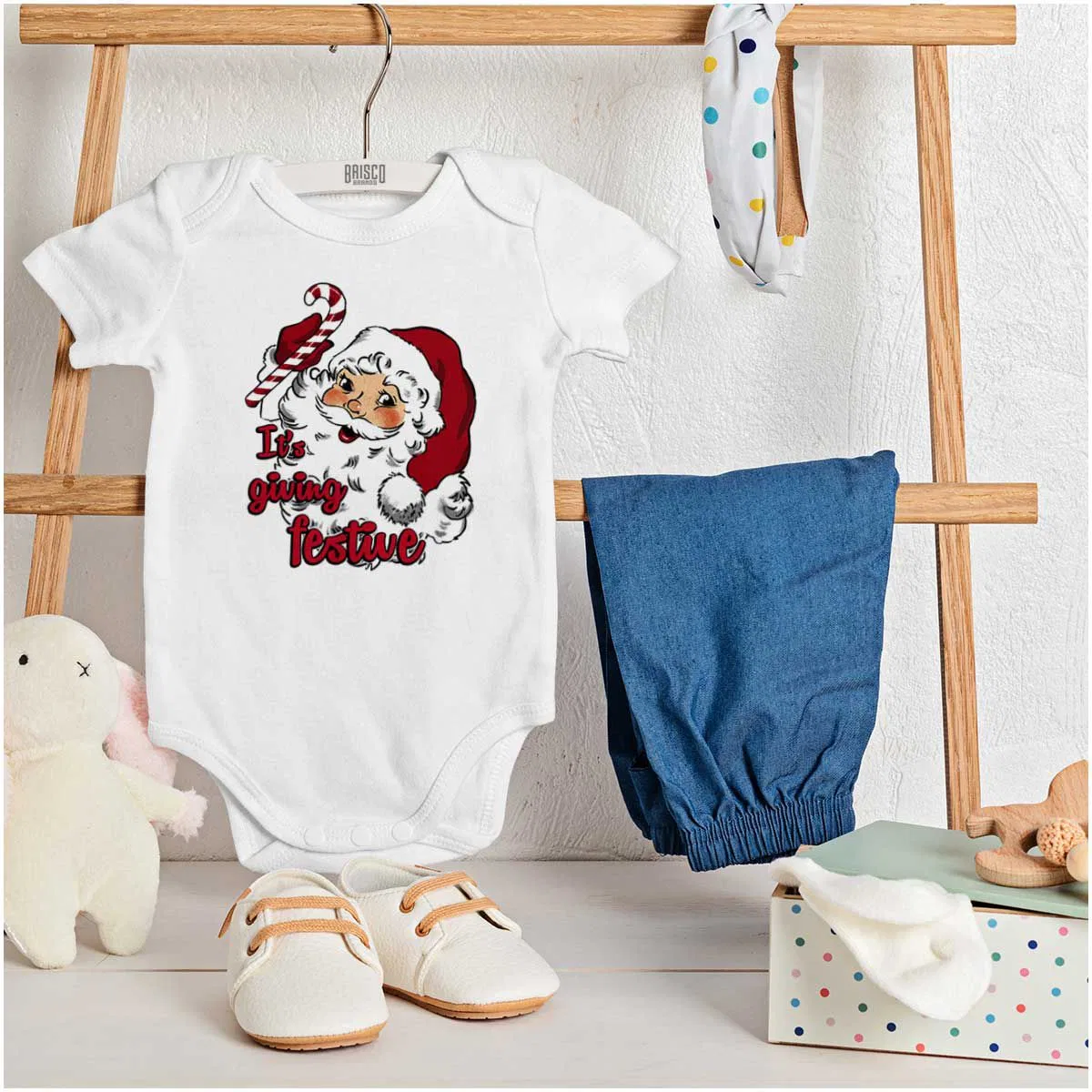 Детский боди-комбинезон с принтом Christmas Santa Its Giving Festive Brisco Brands, White — фото 3