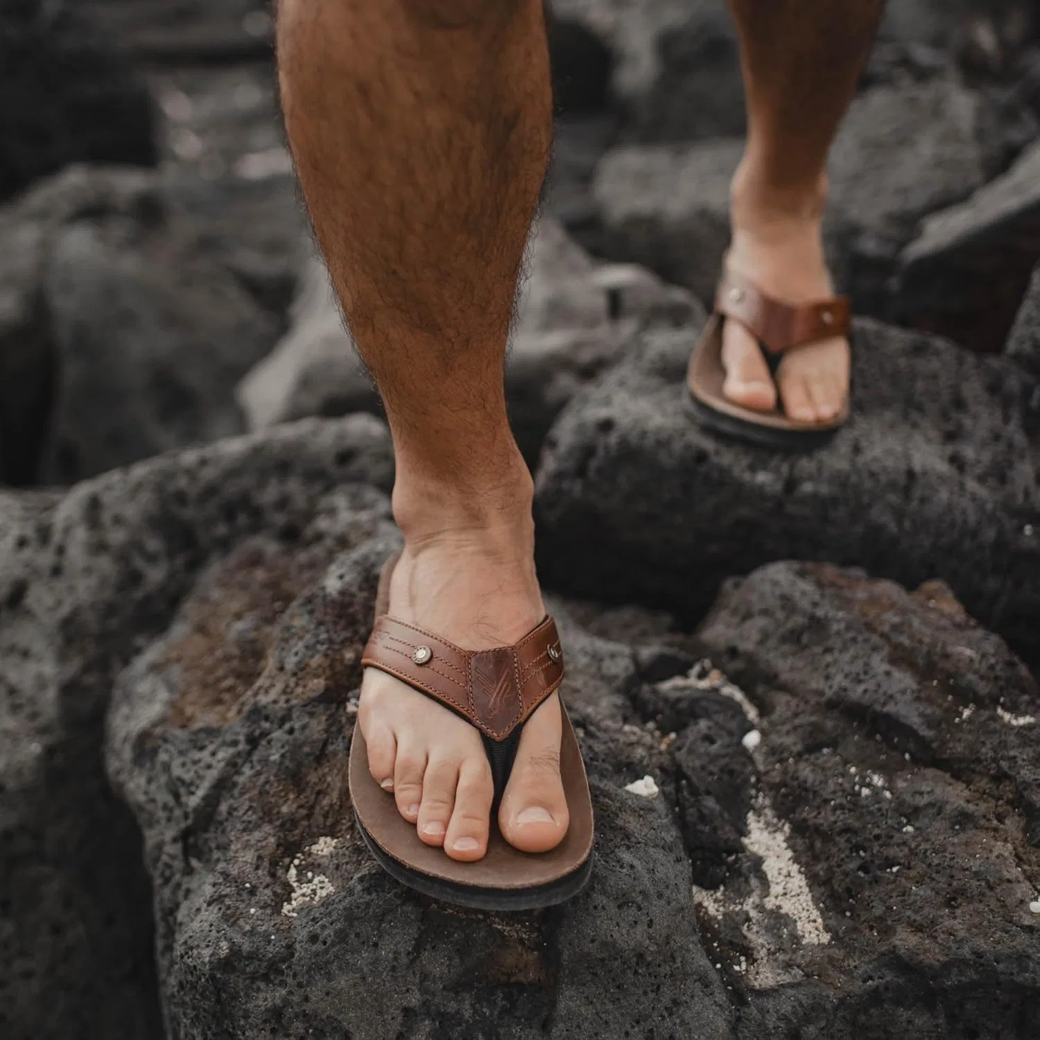 Мужские кожаные эргономичные шлепанцы Combat Flip Flops в стиле AK-47 коричневого цвета - принадлежащие ветерану - плохо подходят для бега, еще хуже для боя — фото 3
