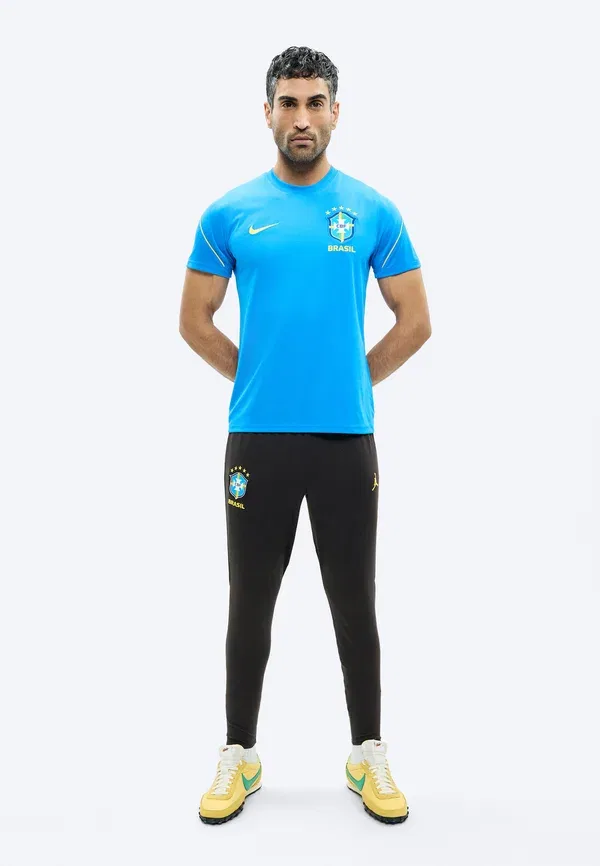 Футболка Nike Performance Brasil Strike, черный/желтый пульс/инфракрасный — фото 2
