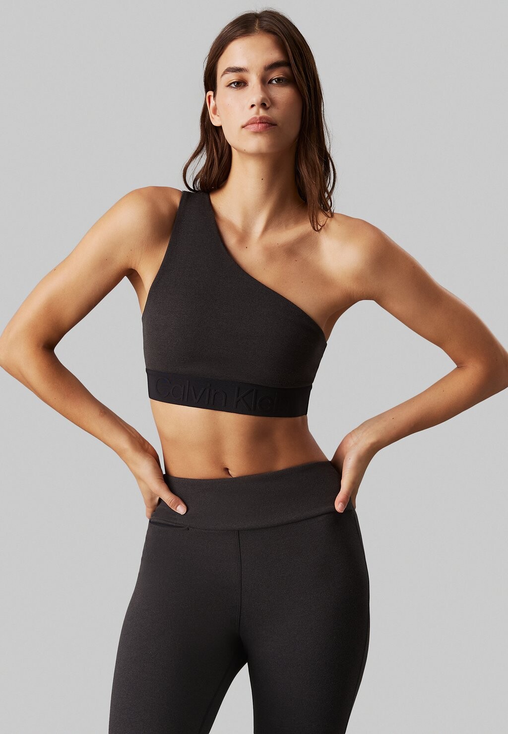 

Спортивный бюстгальтер средней поддержки ASYMMETRICAL LOW IMPACT Calvin Klein, черный