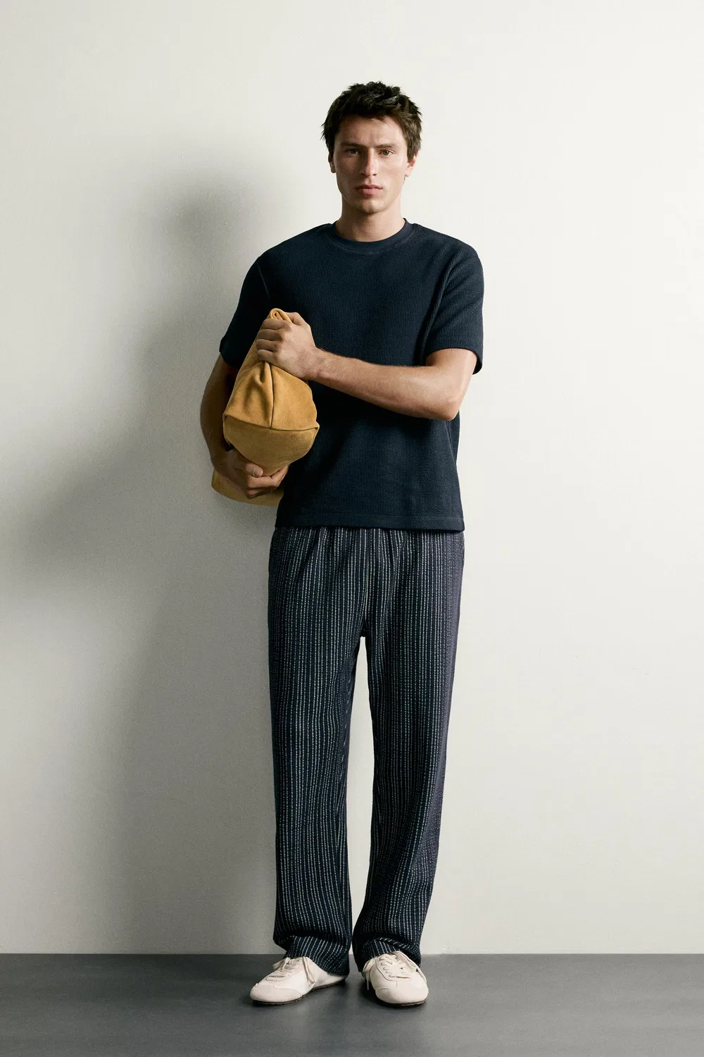 Брюки свободного кроя из контрастной ткани сирсакер. ZARA, Navy/White