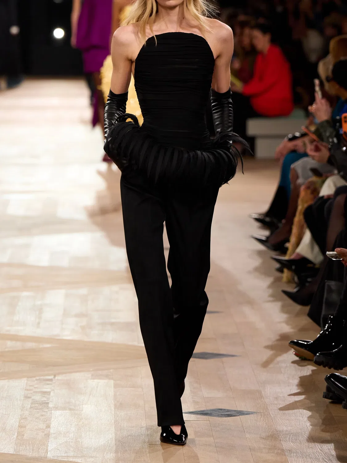 Сборчатый топ-бюстье из шелкового шифона Balenciaga, черный — фото 4
