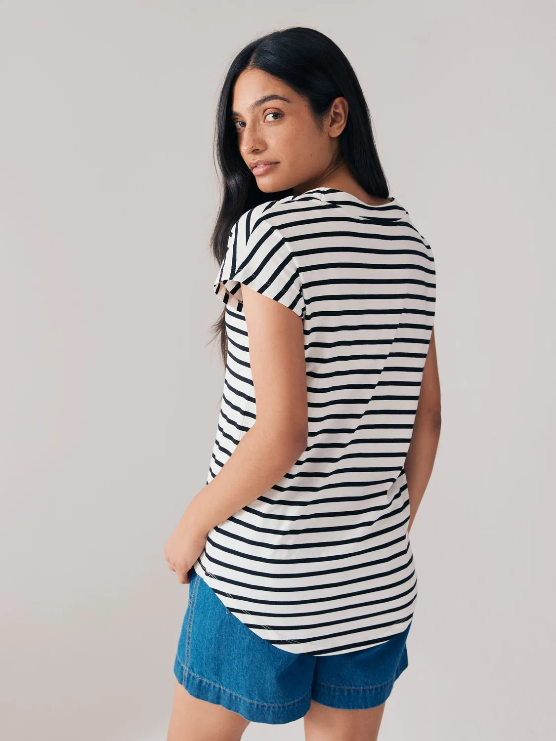 Футболка с V-образным вырезом и коротким рукавом, модель Black/White Stripe Next, черно-белая полоска — фото 2