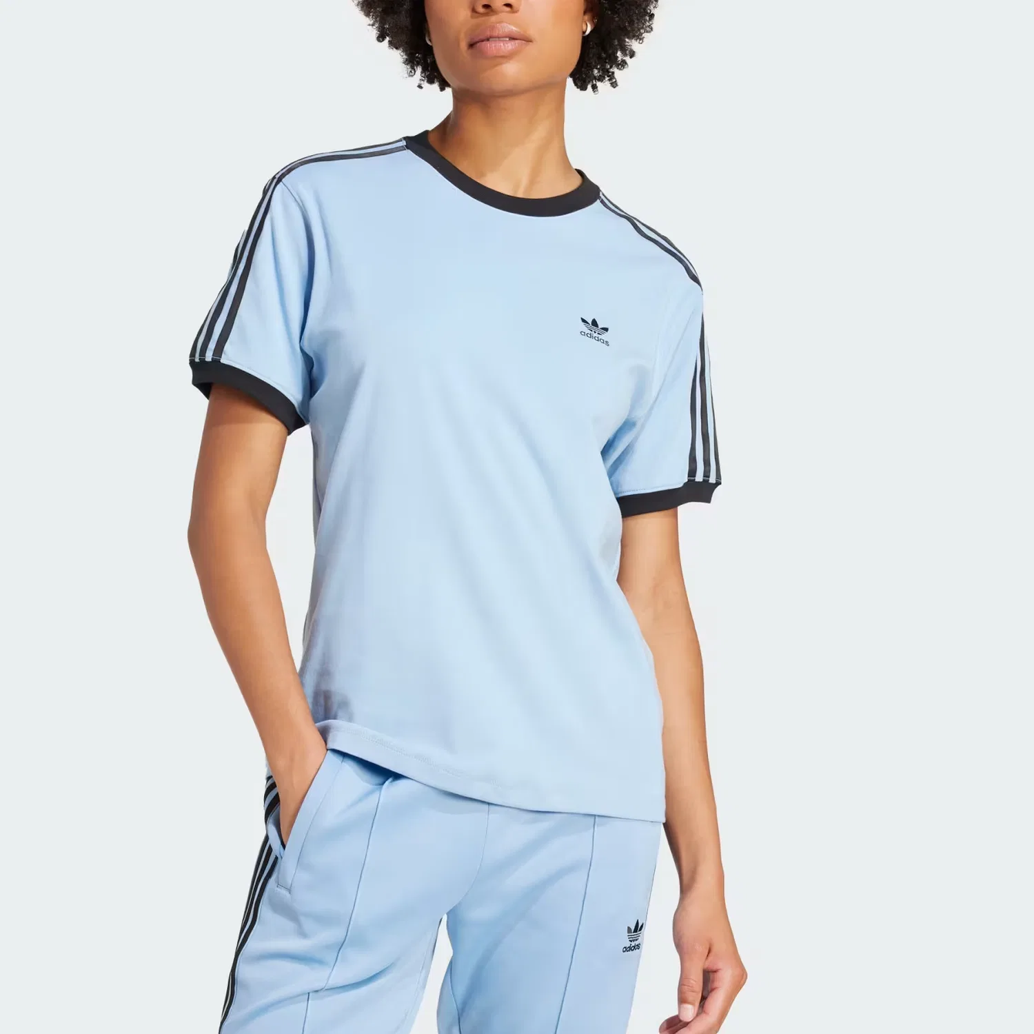 Женская футболка с тремя полосками с серо-синим/черным принтом Adidas Originals, Gray Blue/Black — фото 4