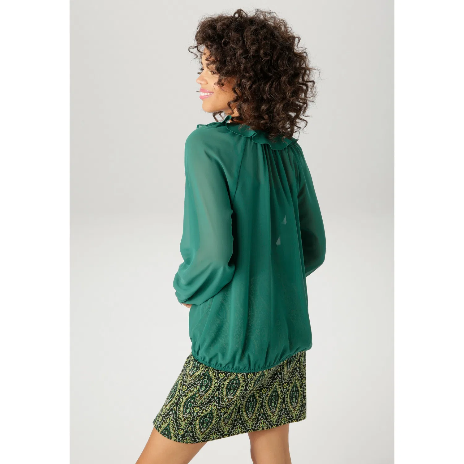 Женская блуза с воланами на V-образном вырезе Aniston CASUAL, Tannen Green — фото 2