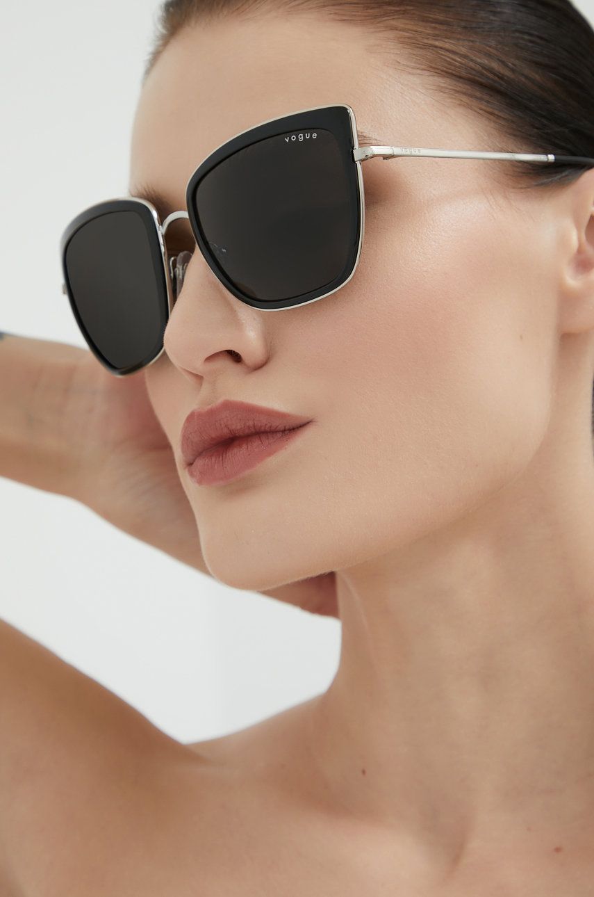 

Солнцезащитные очки Vogue, черный