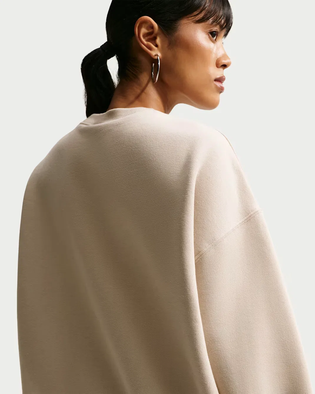 Женская толстовка оверсайз с круглым вырезом Nike Studio Fleece Medium Weight, Cream II/Sail — фото 2