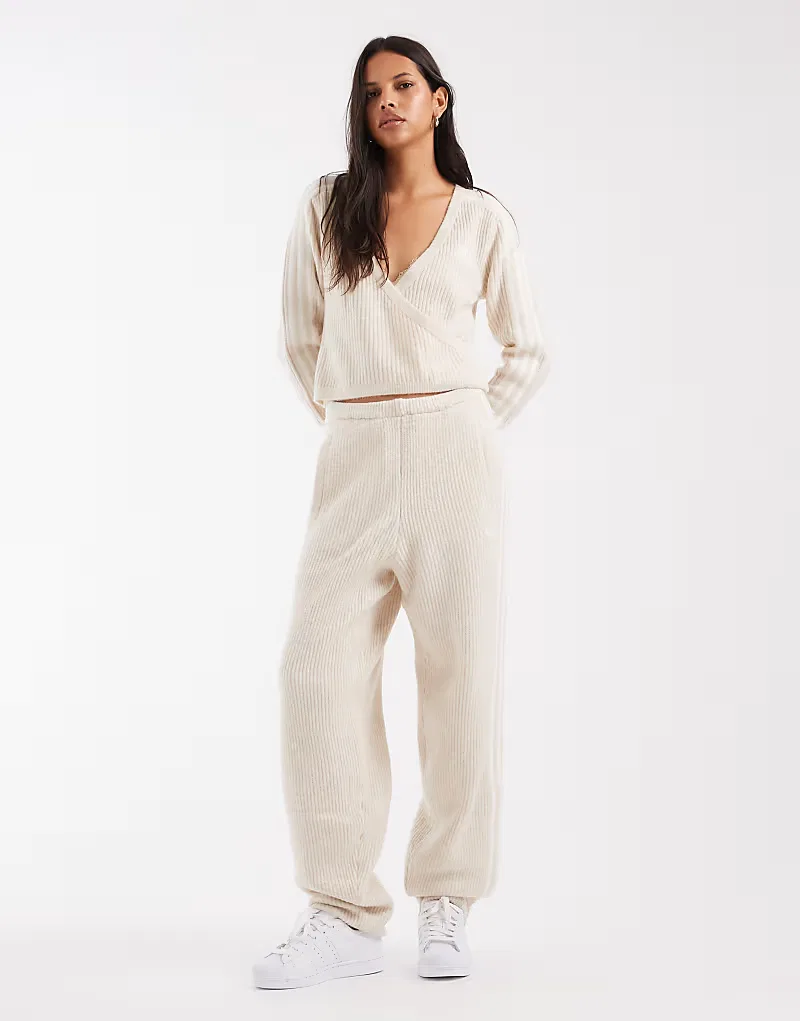 Вязаные спортивные брюки Adidas Originals x Jennie с отворотами, светло-бежевого