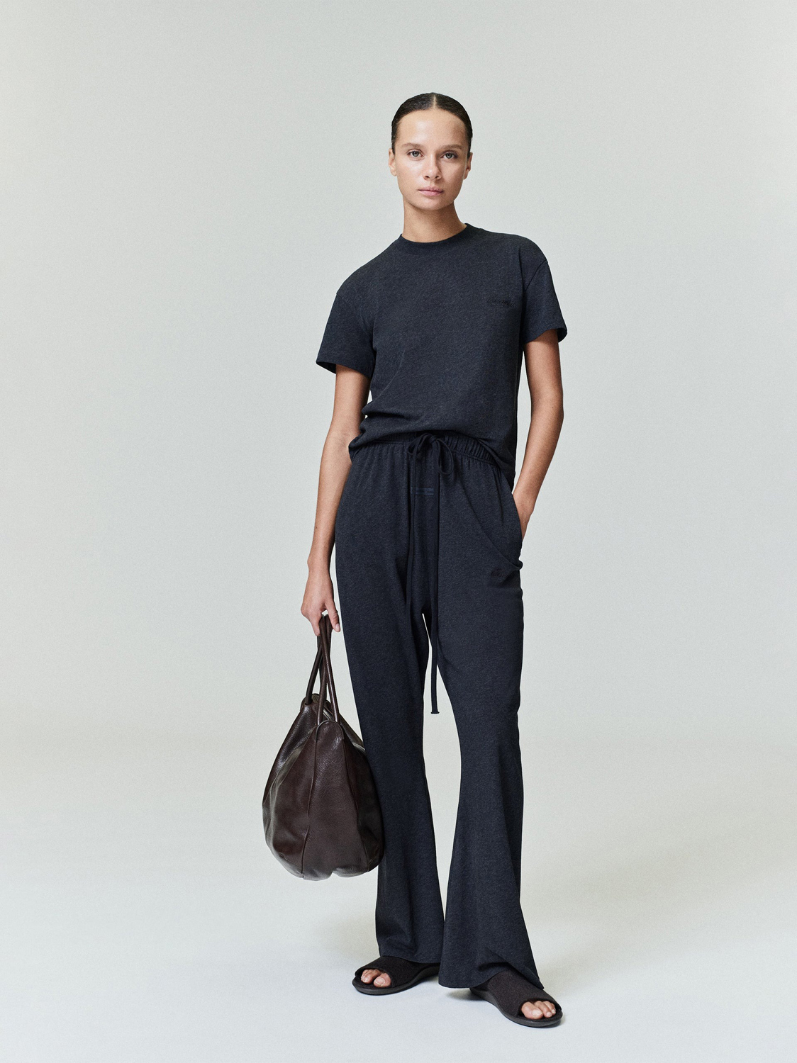 Футболка Fear of God Essentials Embroidered Classic, черный винтажный — фото 4