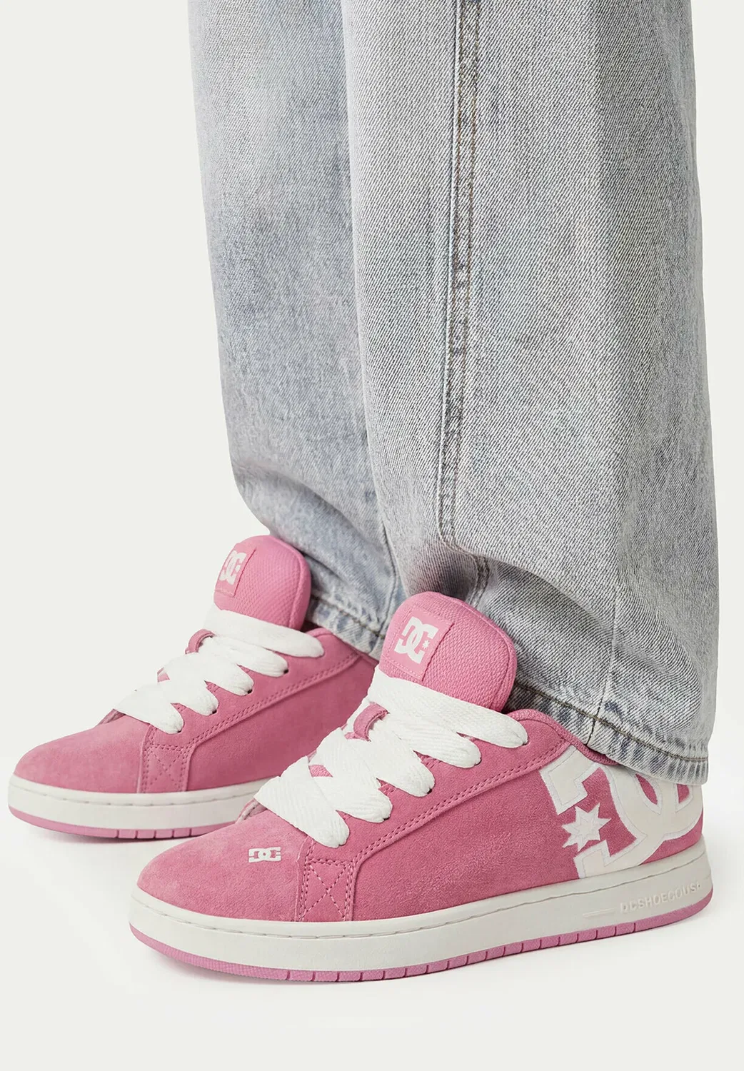 Девушка в кроссовках 5907964287094 - кроссовки Dc Shoes, Pink
