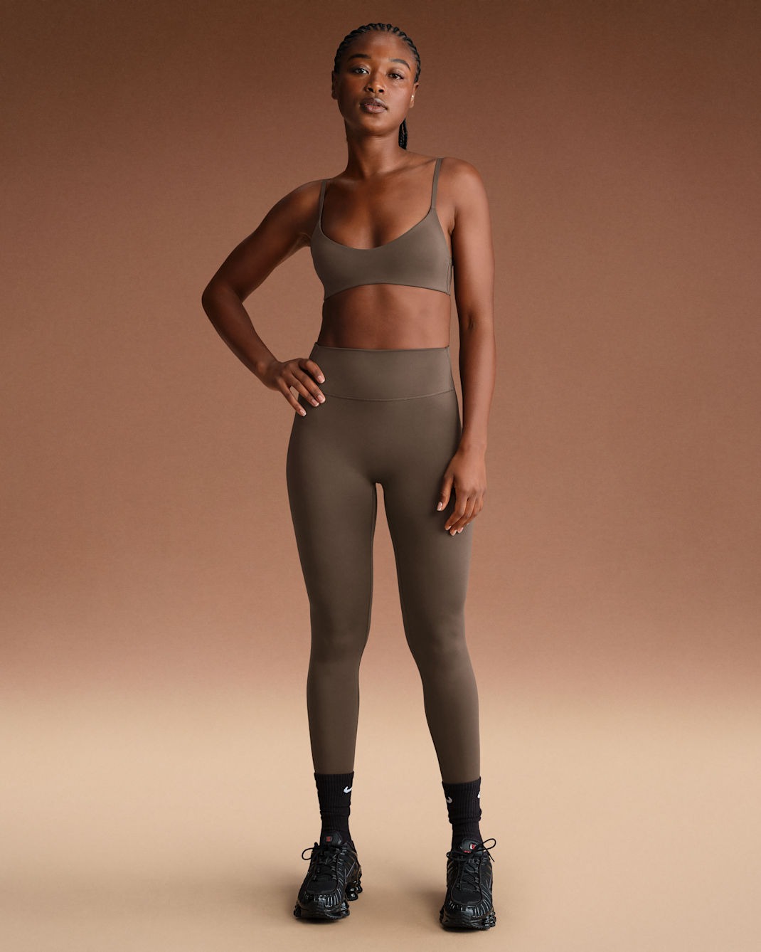 Спортивный топ NikeSKIMS Matte Women's Micro-Scoop, темно-коричневый — фото 4