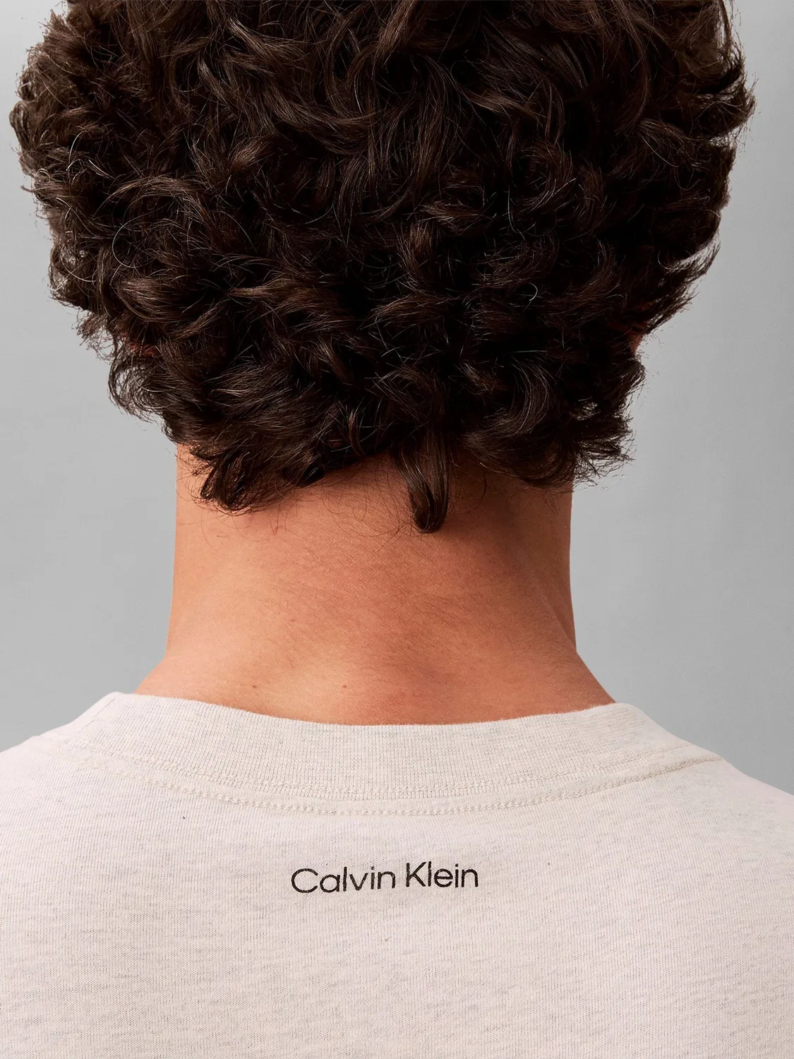 Футболка с логотипом Calvin Klein, бело-кремовая — фото 3