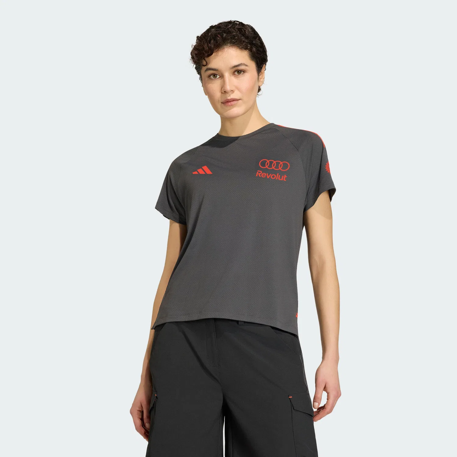 Мужская футболка с длинным рукавом Audi Revolut F1 Team Short Sleeve Mechanics Trikot Adidas, Schwarz Rot — фото 2