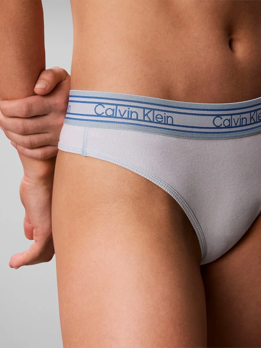 Трусики-стринги Calvin Klein синего цвета — фото 3