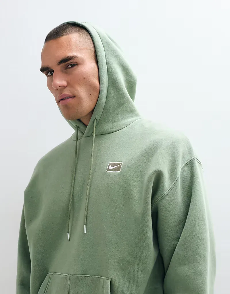 Худи Nike с графическим принтом в виде брызг на спине, хаки — фото 2