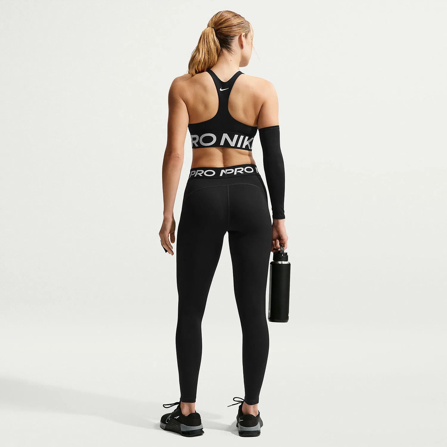 Женские леггинсы с технологией Dri-FIT Nike W NP DF 365 MR TIGHT USM, Цвет: Schwarz — фото 2