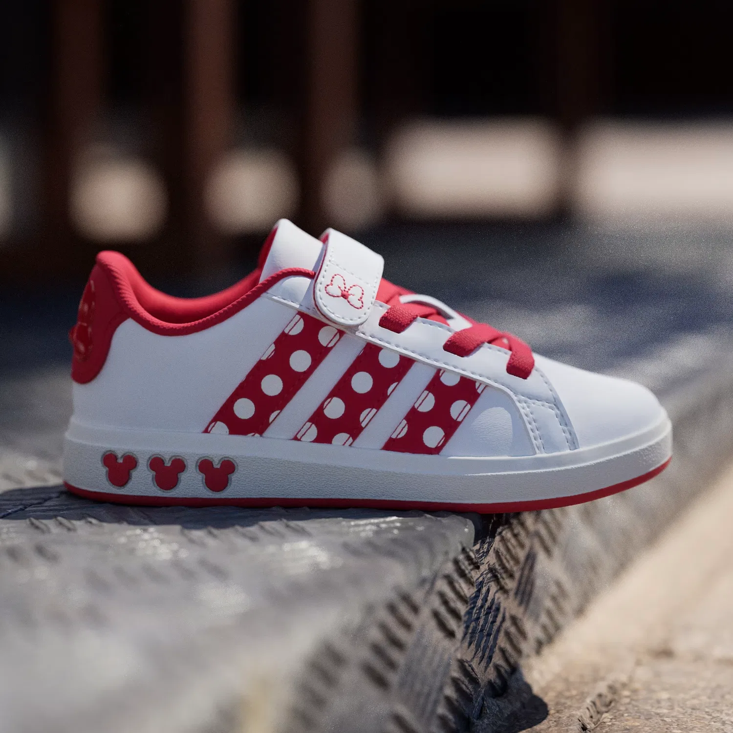 Детские кроссовки с графикой Minnie Mouse Grand Court Adidas Sportswear, белый/рубиновый/айвори — фото 3