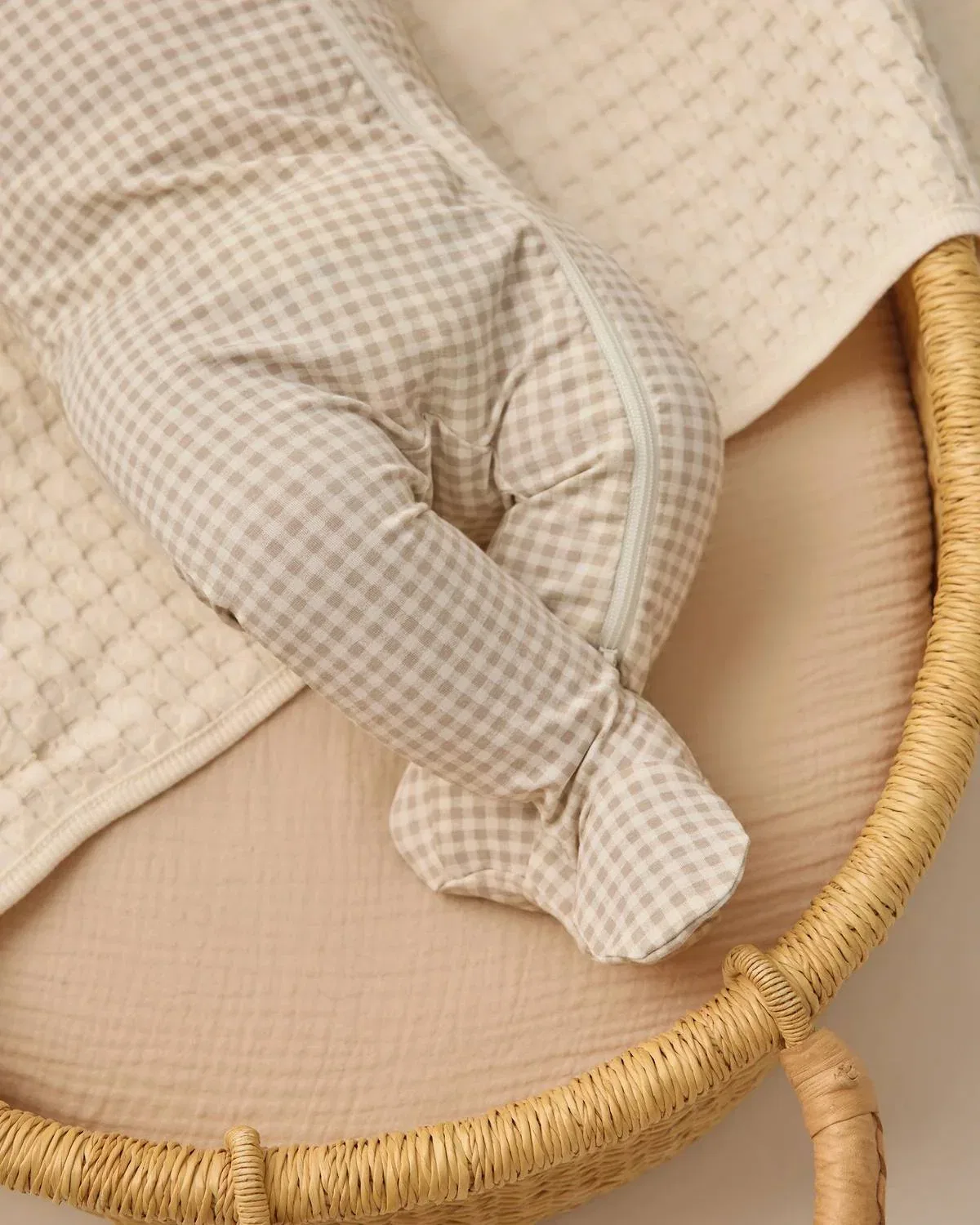 Детский боди-комбинезон на молнии с принтом Oat Gingham Quincy Mae, Oat Gingham — фото 2