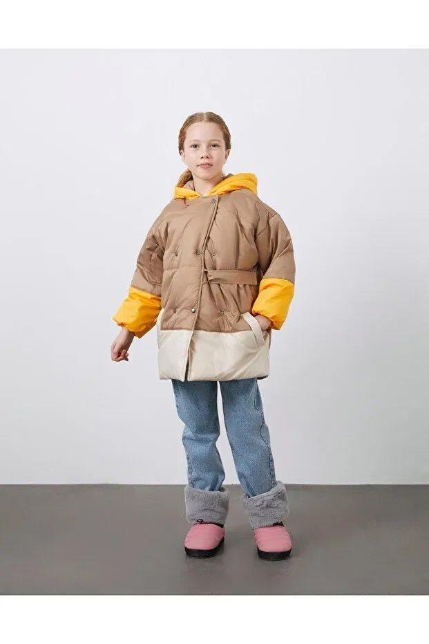 Детский пуховик для девочек с капюшоном Garni detailed beige hooded girl's puffer jacket Manimani, Beige — фото 2