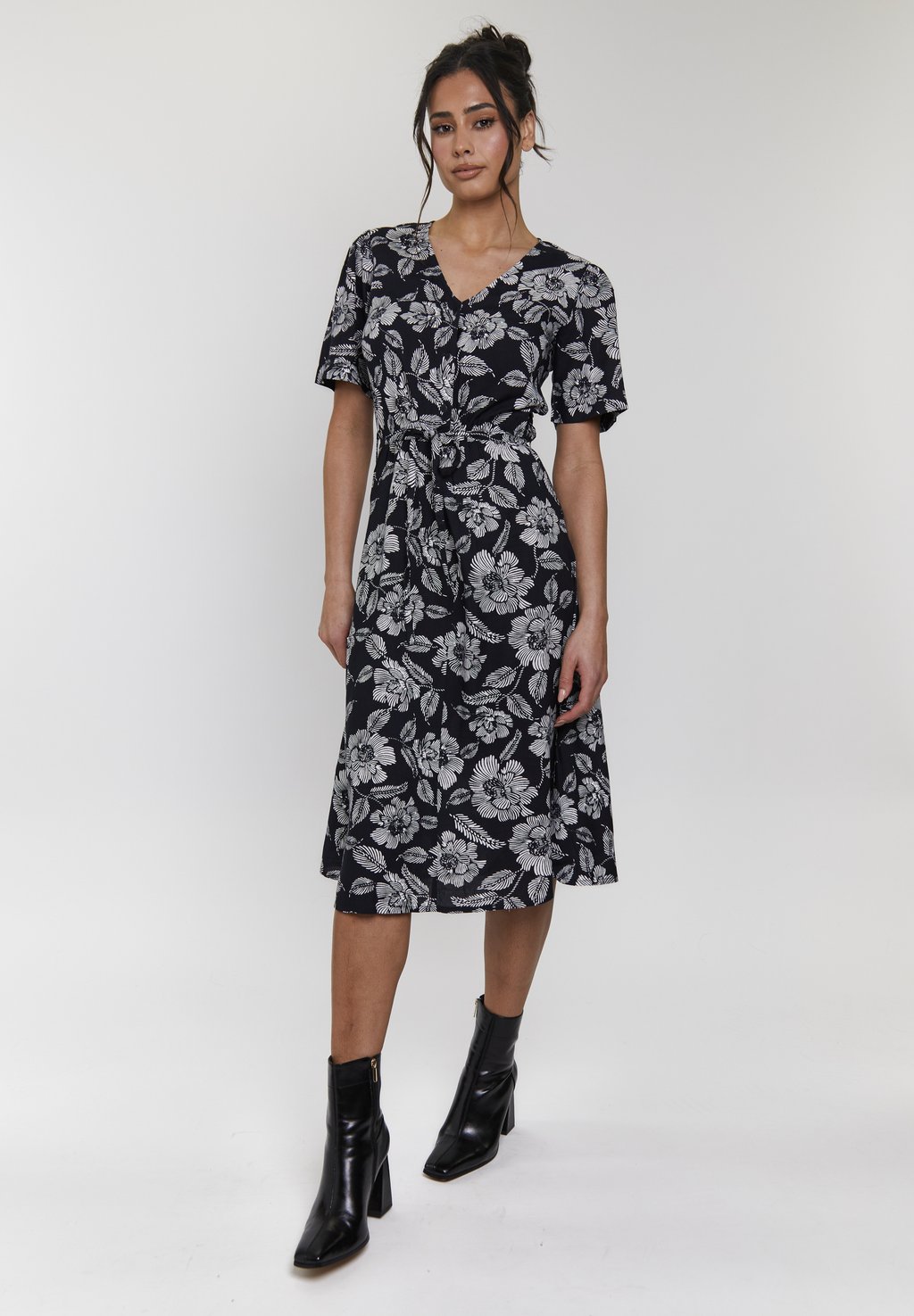 

Повседневное платье V NECK SHORT SLEEVE MIDI South Beach, цвет Monochrome