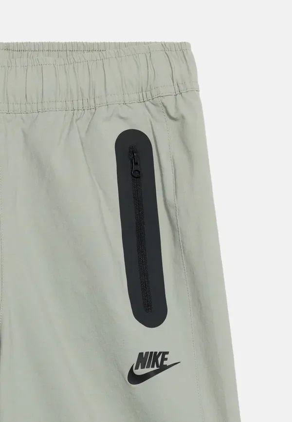 Брюки водонепроницаемые Nike Sportswear tracksuit bottoms, черный — фото 3