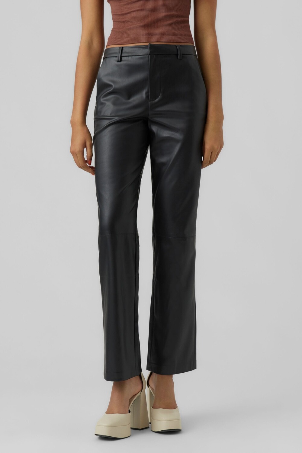 

Vero Moda прямые брюки из искусственной кожи VERO MODA, черный