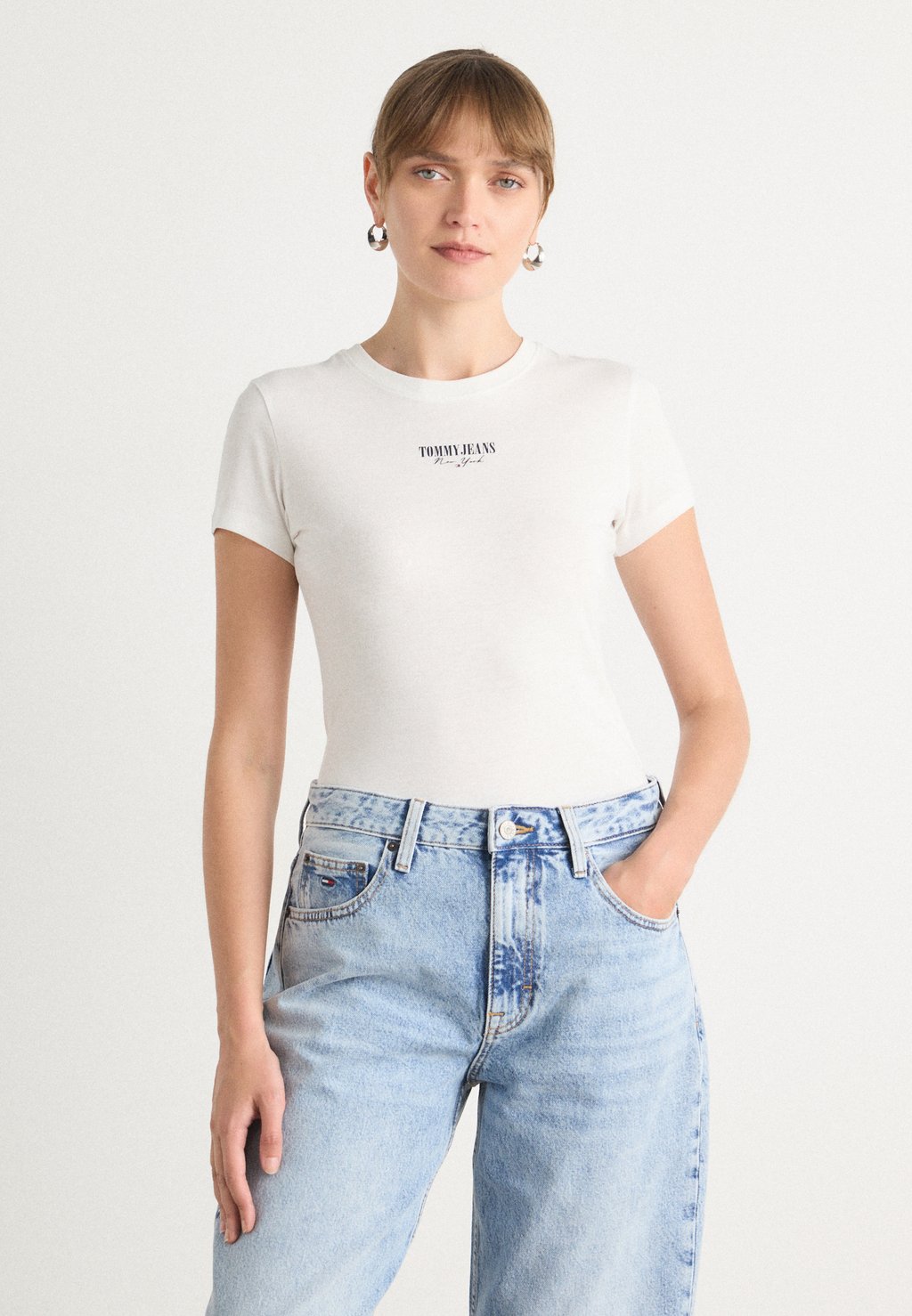 

Базовая футболка SLIM ESSENTIAL LOGO TEE Tommy Jeans, кремовый