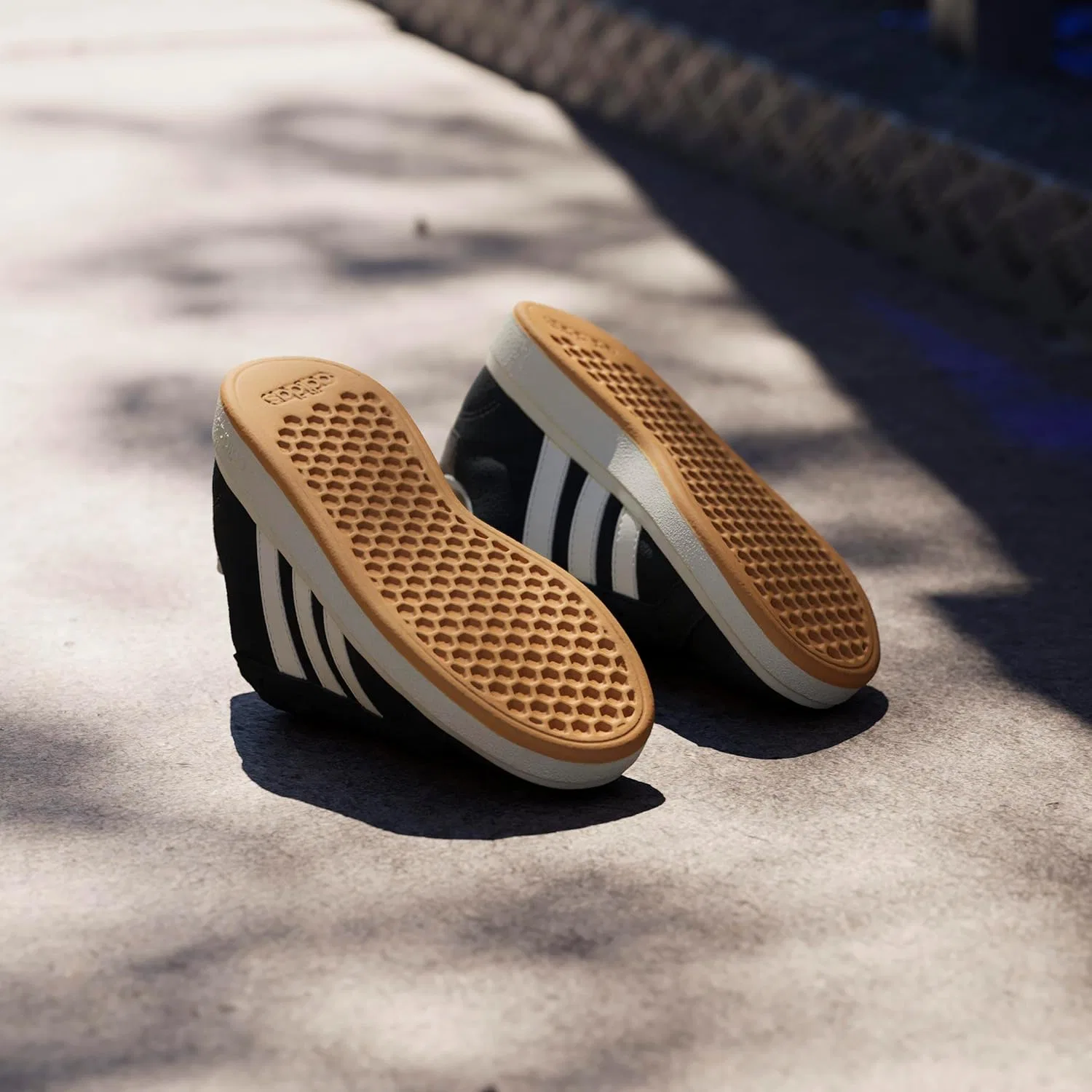 Детские кроссовки для мальчиков Grand Court 00s adidas, Black/Off White/Gum — фото 3