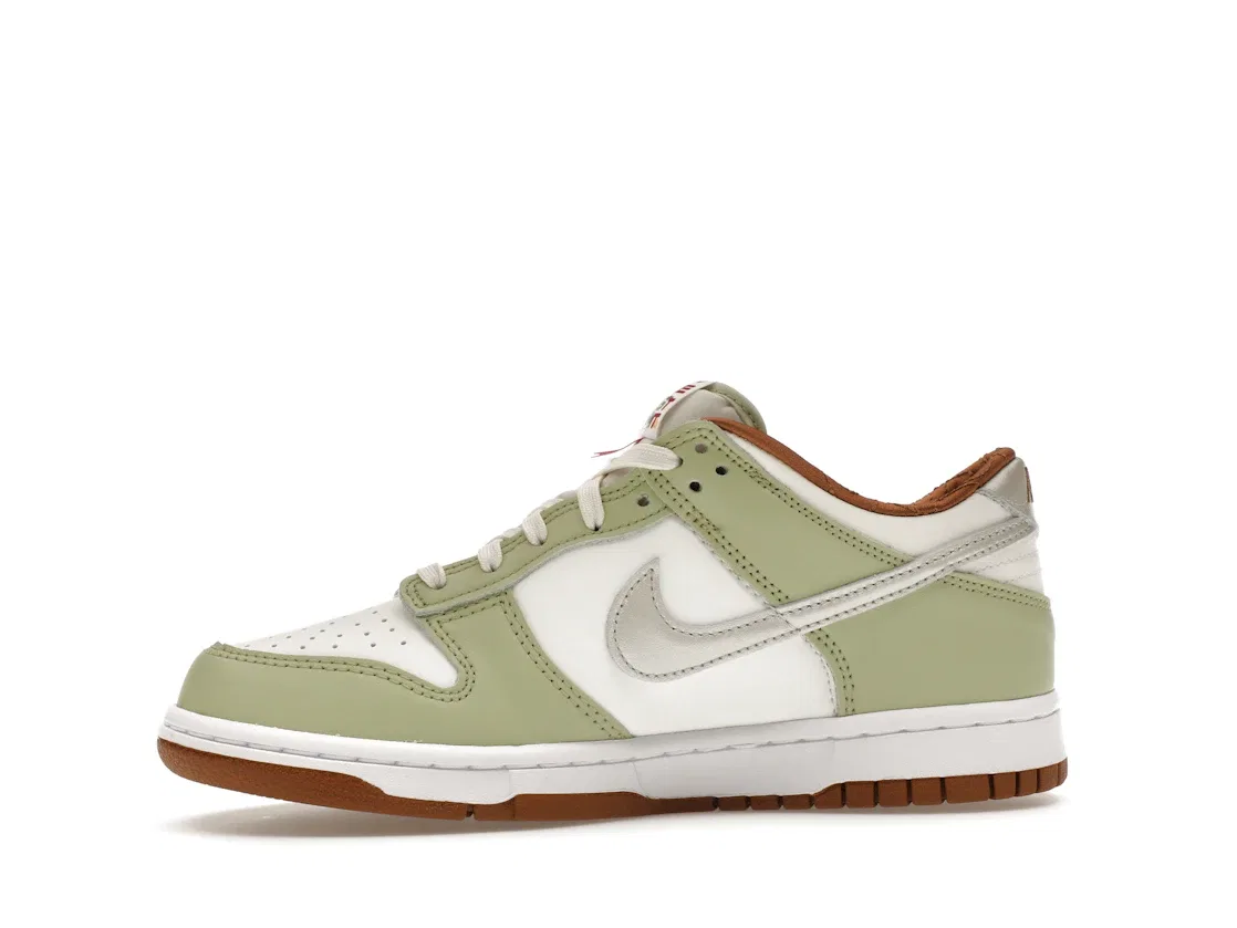 Детские кроссовки Lifestyle Nike Dunk Low, Sail/Light Bone/White/Olive Aura/Light British Tan/University Red — фото 3