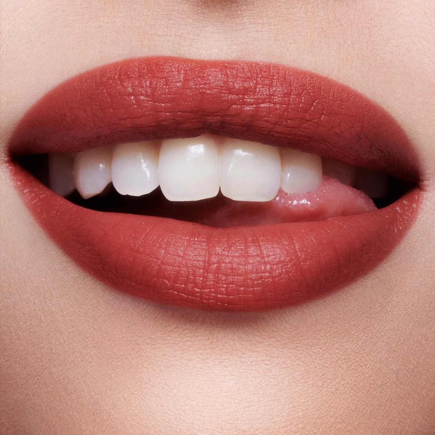 Жидкая помада с эффектом размытия Airbrush Flawless Lip Blur, Charlotte Tilbury, Walk of No Shame Blur — фото 2