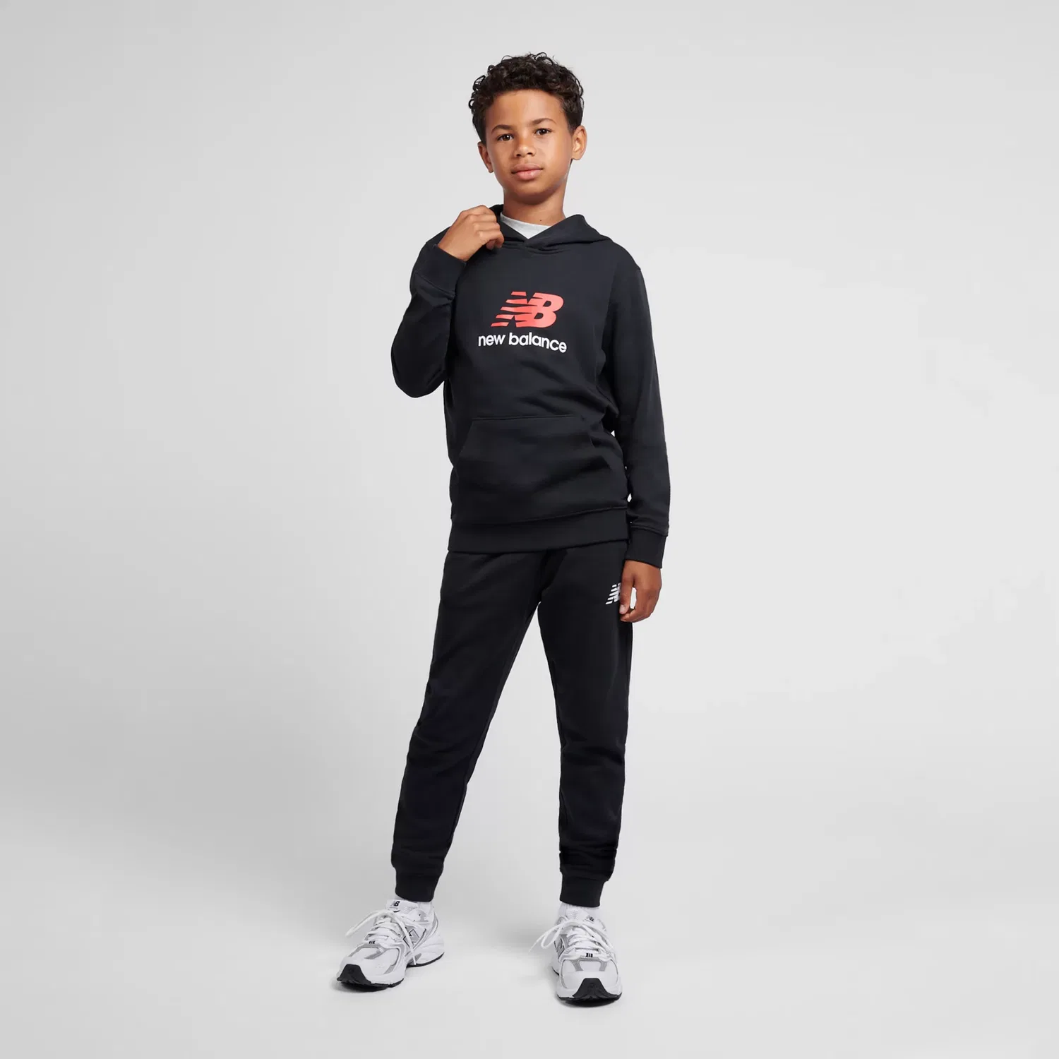 Детское худи с капюшоном и логотипом Stacked Logo New Balance, Black — фото 2