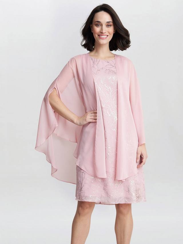 

Платье в цветочек из фольги от saskia с шифоновой накидкой Gina Bacconi, цвет Rose Pink