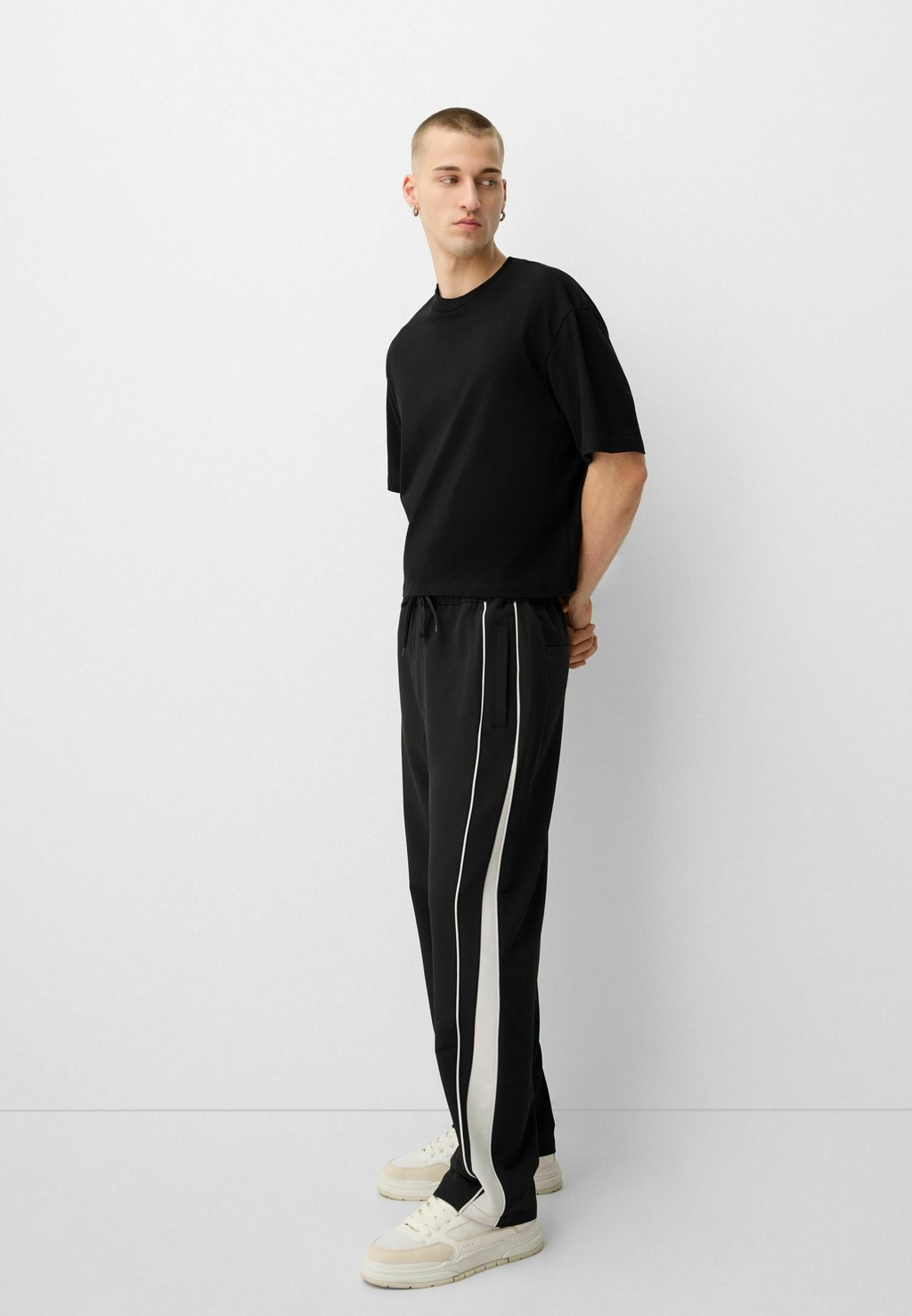 

Спортивные брюки TECHNICAL - BAGGY Bershka, черный