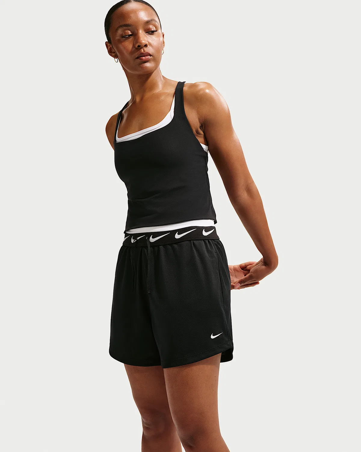 Женские шорты Nike Attack Dri-FIT средней посадки, длина 4", Black/Black/White — фото 4