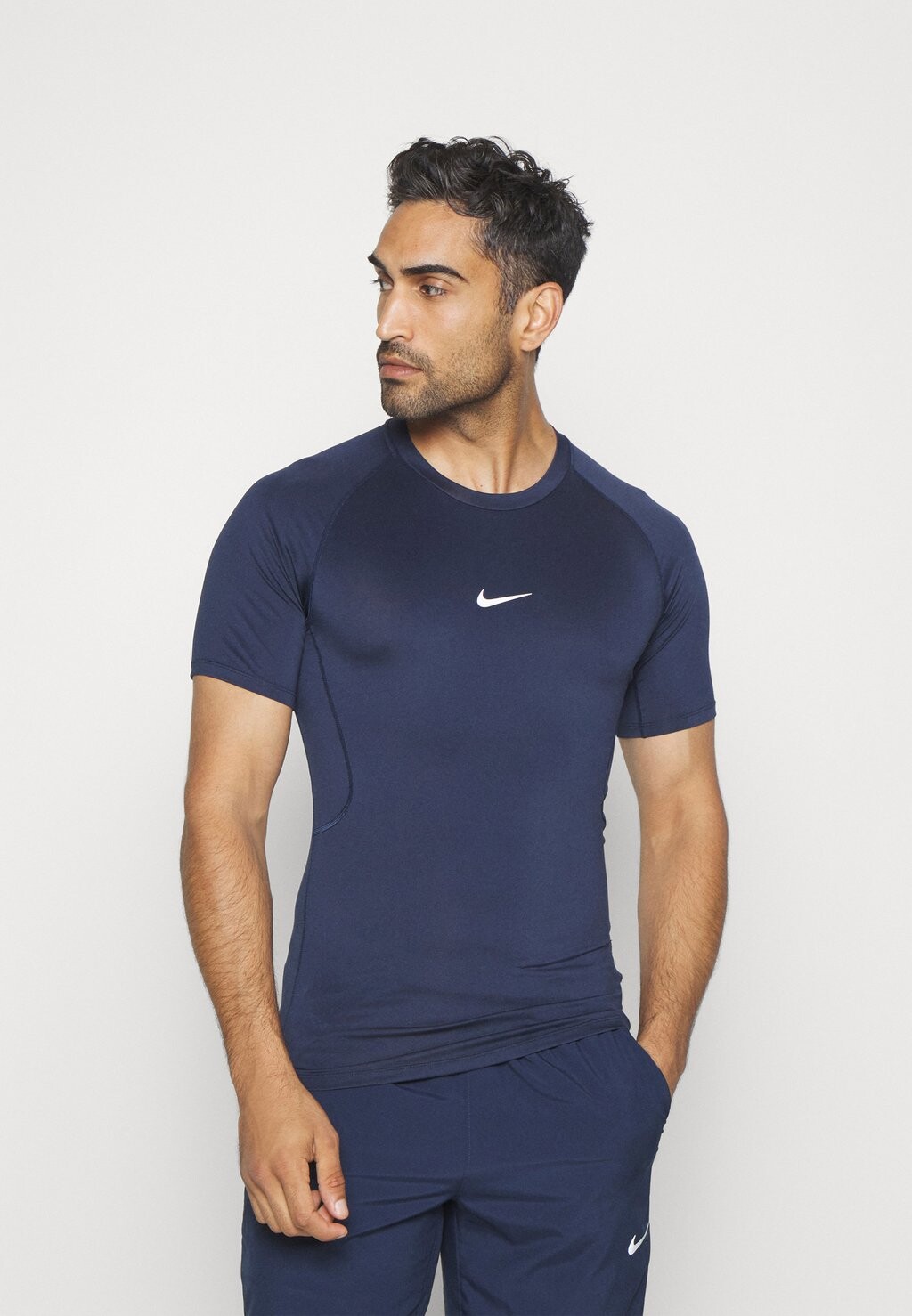 

Спортивная футболка Tight Nike, цвет obsidian/white