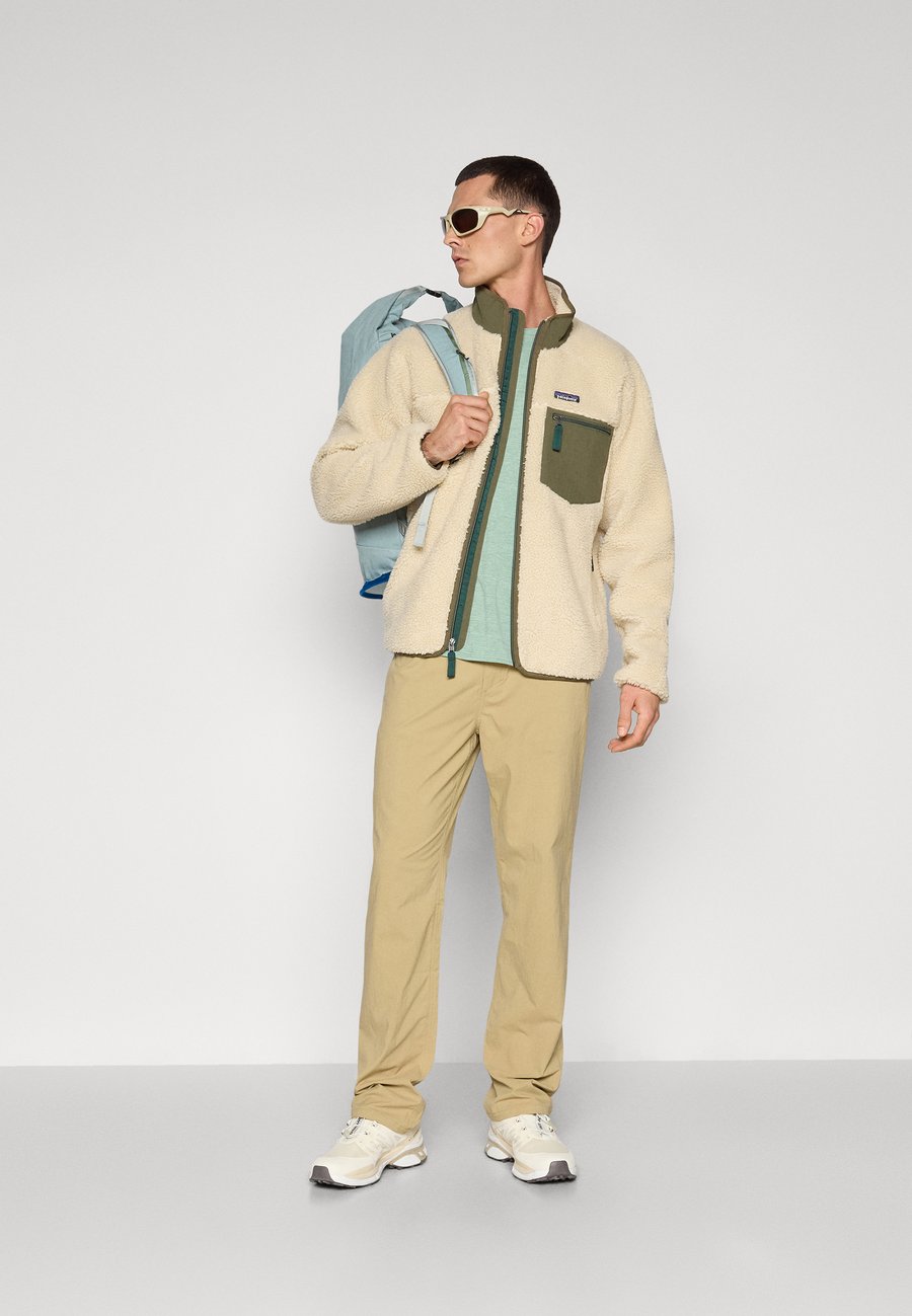 Флисовая куртка Patagonia CLASSIC RETRO-X, Dark Natural/Basin Green/Beige — фото 2