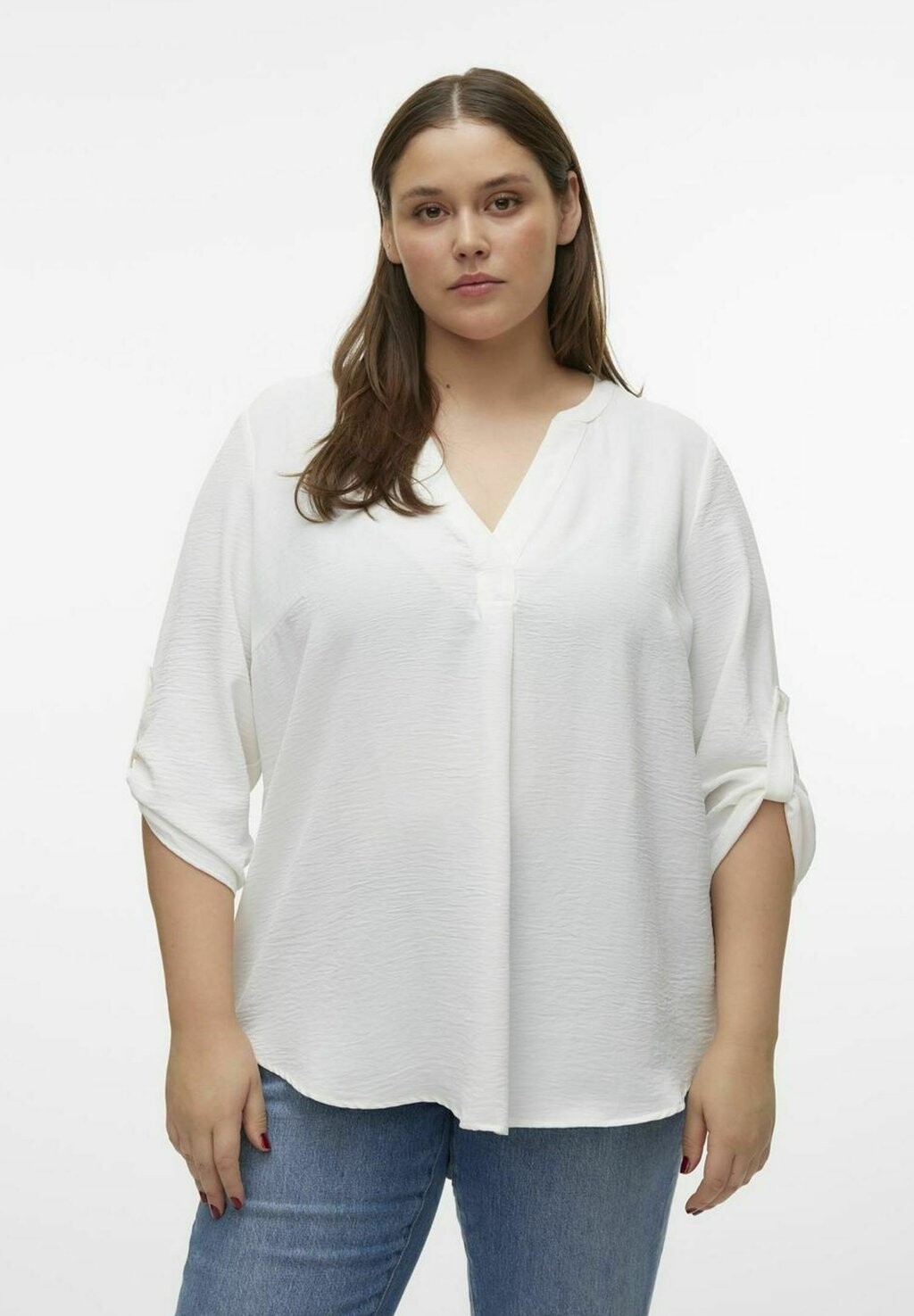

Блузка NORMAL GESCHNITTEN V-AUSSCHNITT CURVE UMGESCHLAGENE ÄRMELBÜNDCHEN Vero Moda Curve, цвет snow white