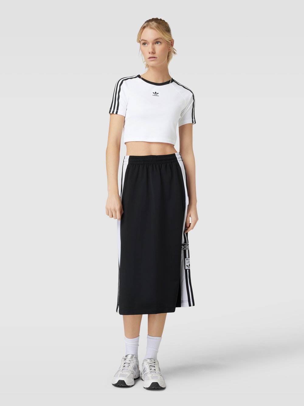 

Укороченная футболка с вышитой этикеткой, модель «BABY» adidas Originals, белый