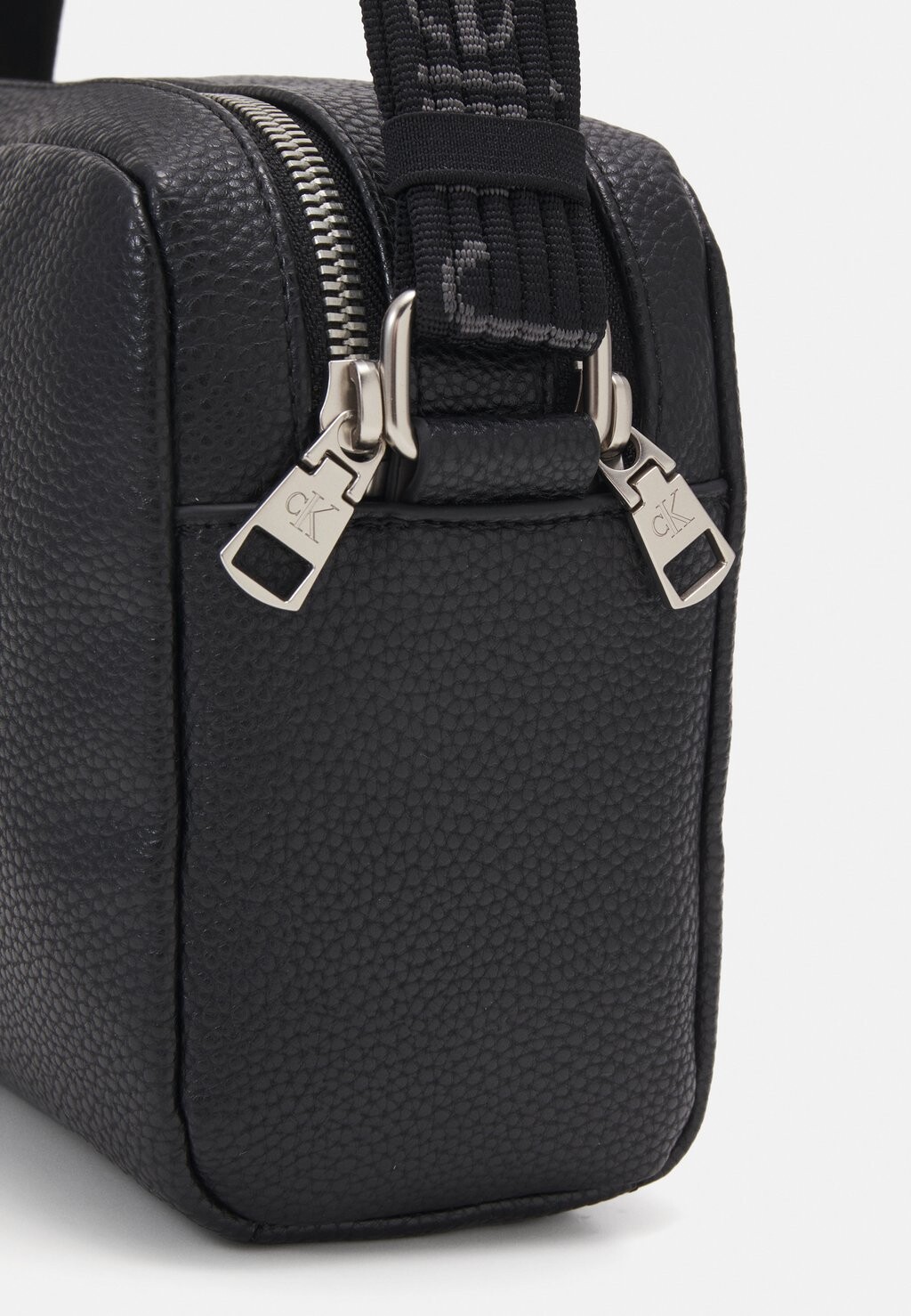 

Сумка через плечо Ultralight Zip Camerabag Calvin Klein, черная