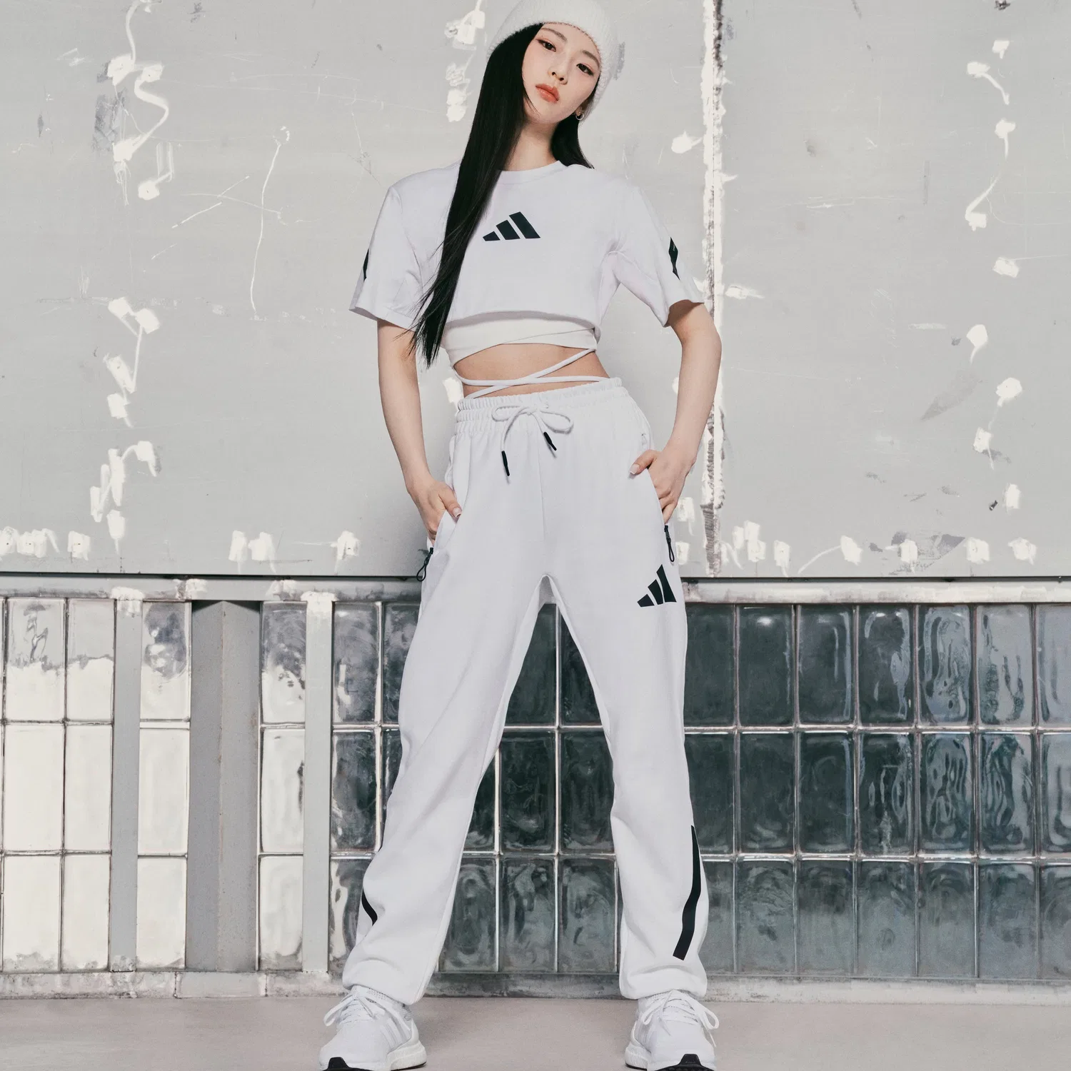 Женские спортивные брюки Z.N.E. белые от Adidas