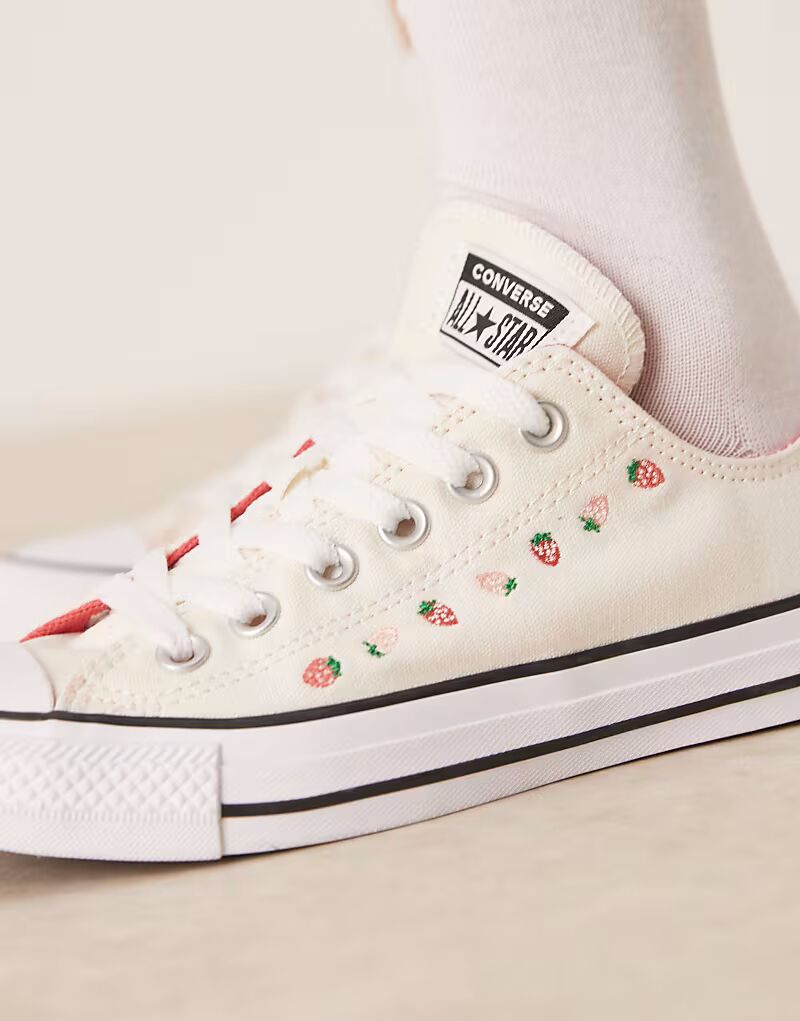 Кеды Converse Chuck Taylor All Star Ox белого цвета с деталями из клубники — фото 4