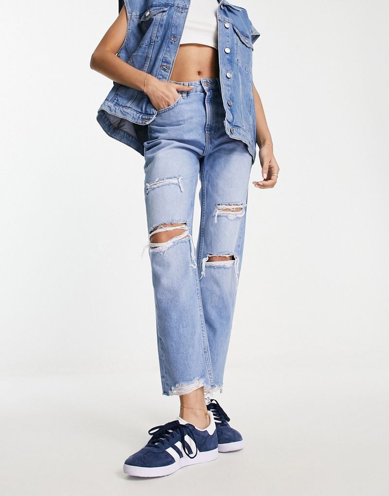 

Голубые джинсы с рваными краями Bershka Comfort Fit Mom