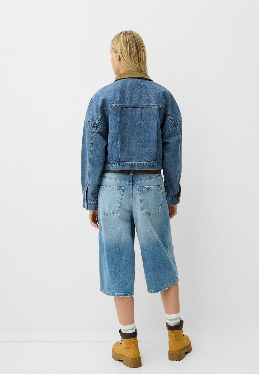 

Джинсовая куртка CROPPED WITH CONTRAST COLLAR Bershka, светло-голубой деним