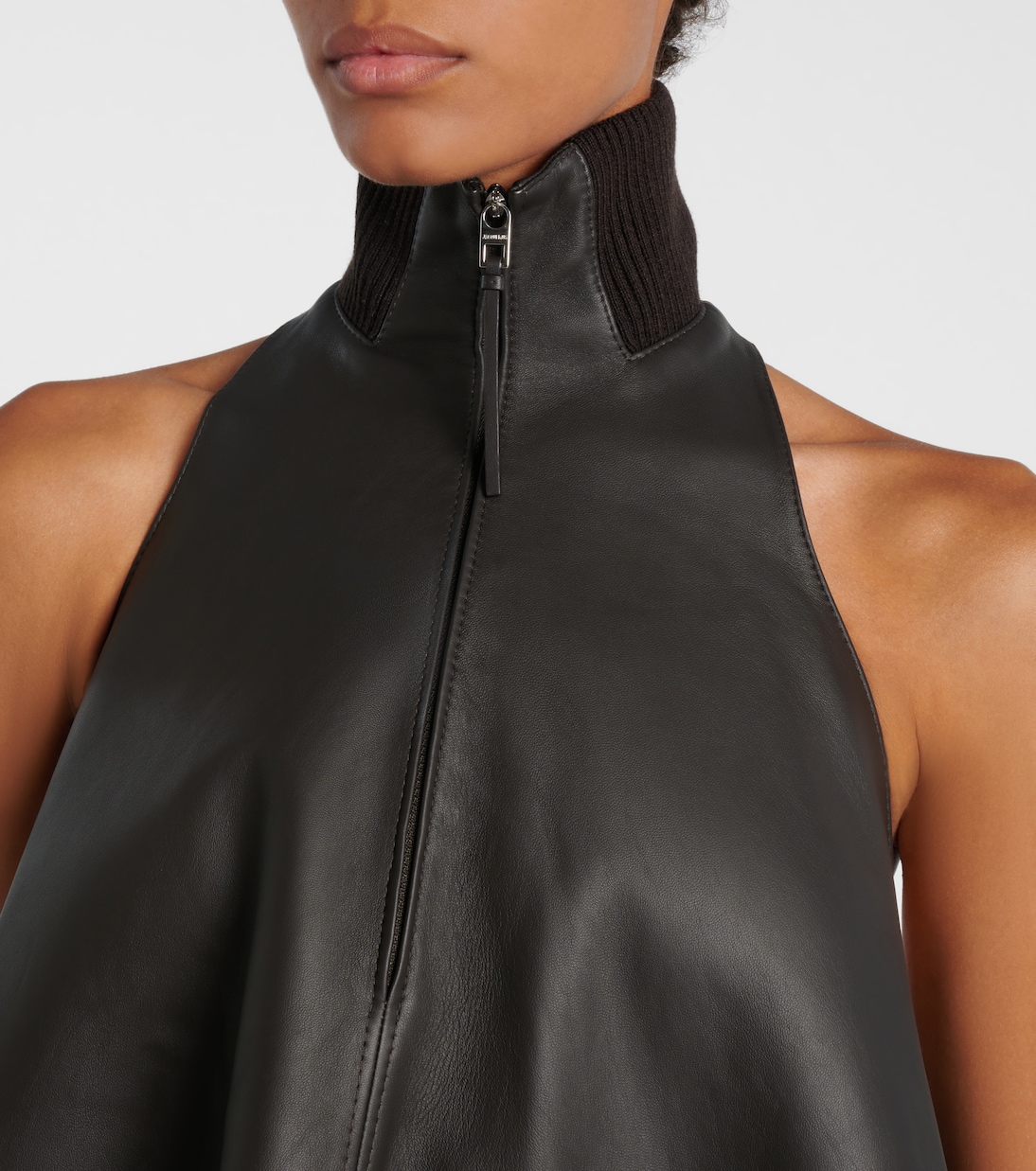 Мини-платье из кожи с треугольными чашечками Jacquemus, темно-коричневый — фото 4