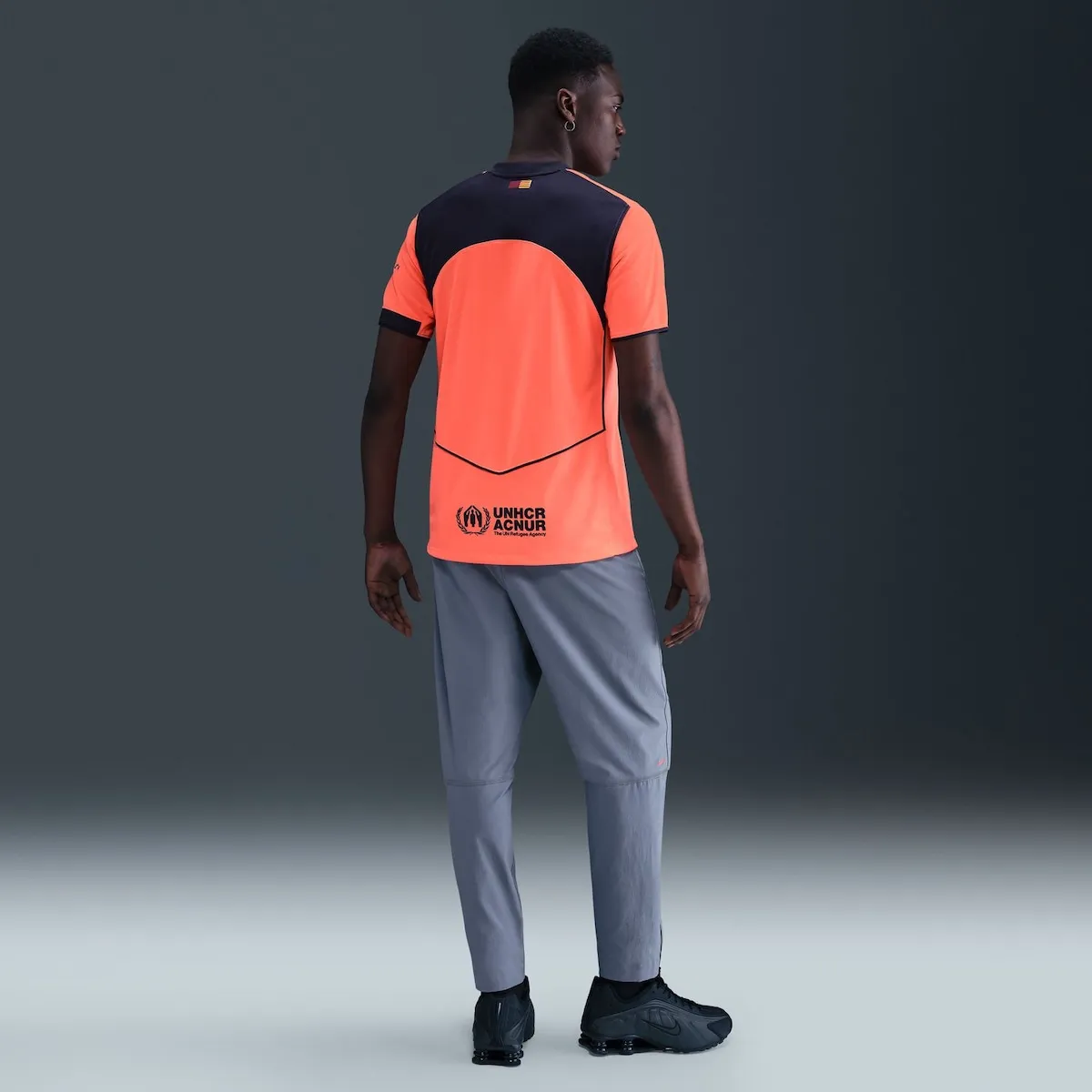 Мужская футболка третьей формы FC Barcelona 2025-2026, стадионная версия Nike, оранжево-желтый — фото 2