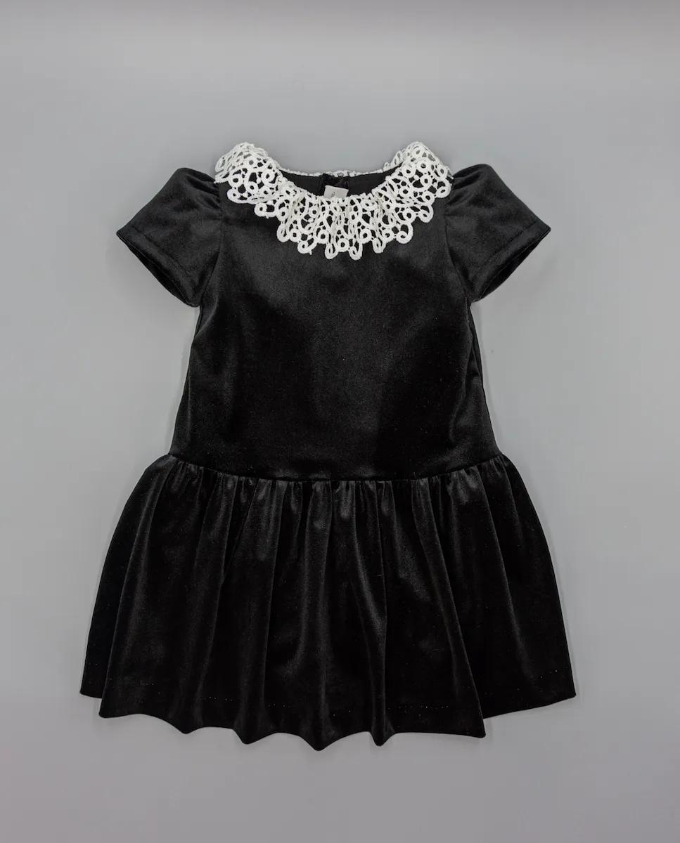 

Детское платье из черного бархата с кружевным воротником Fina Ejerique