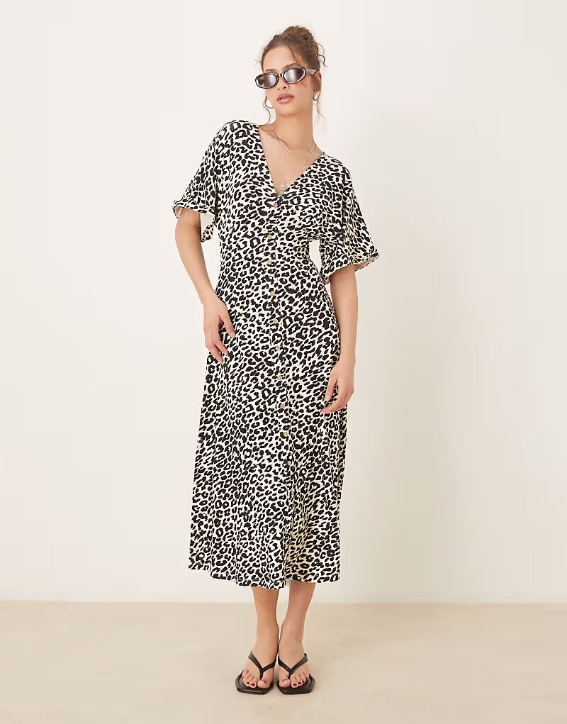 

Платье-футляр миди с отворотами и пуговицами спереди от ASOS DESIGN с анималистичным принтом