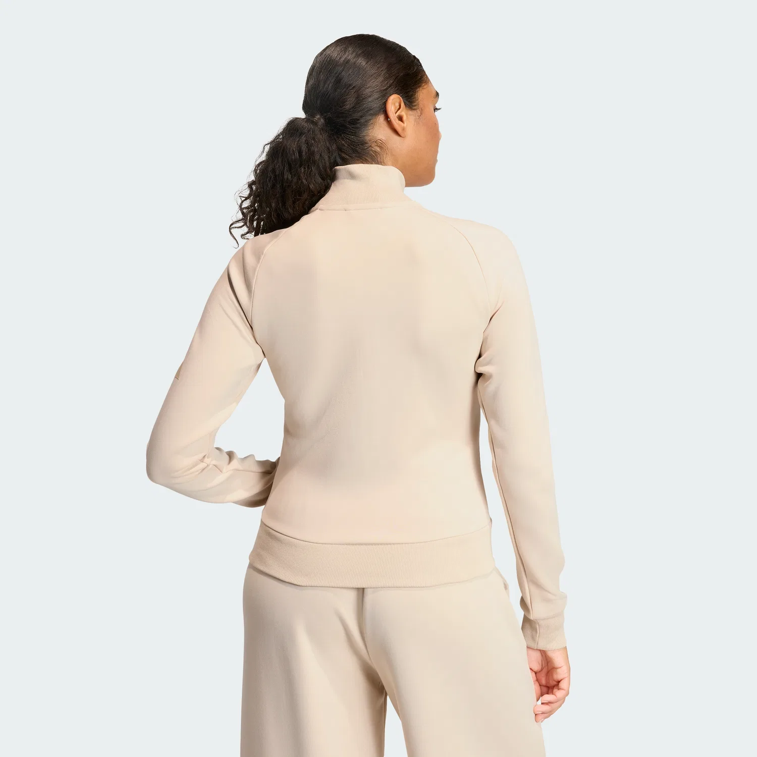 Женская приталенная спортивная куртка Soft Luxe Crystal Linen от Adidas — фото 2